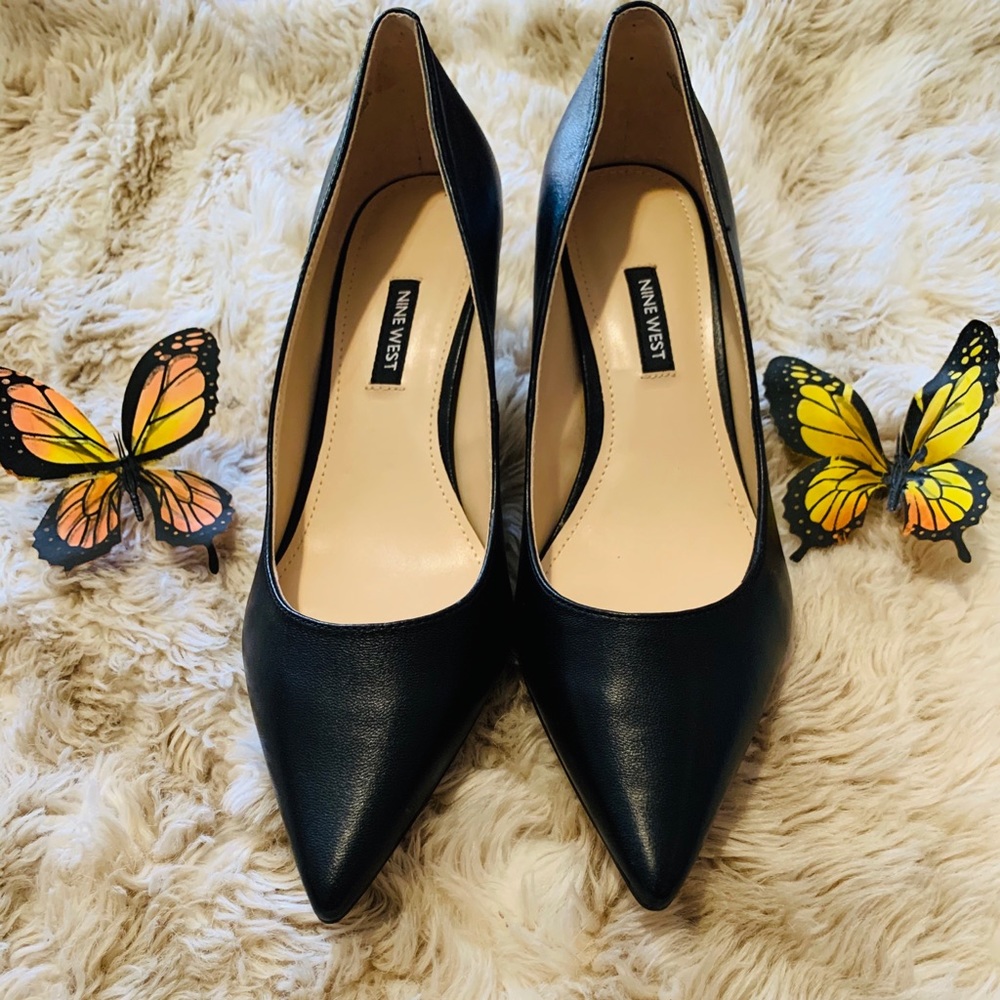 NINE WEST

Black Arlene Leather Pumps